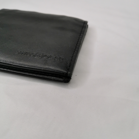 SwissGear Black Genuine Leather Bifold Wallet - Picture 6 of 6